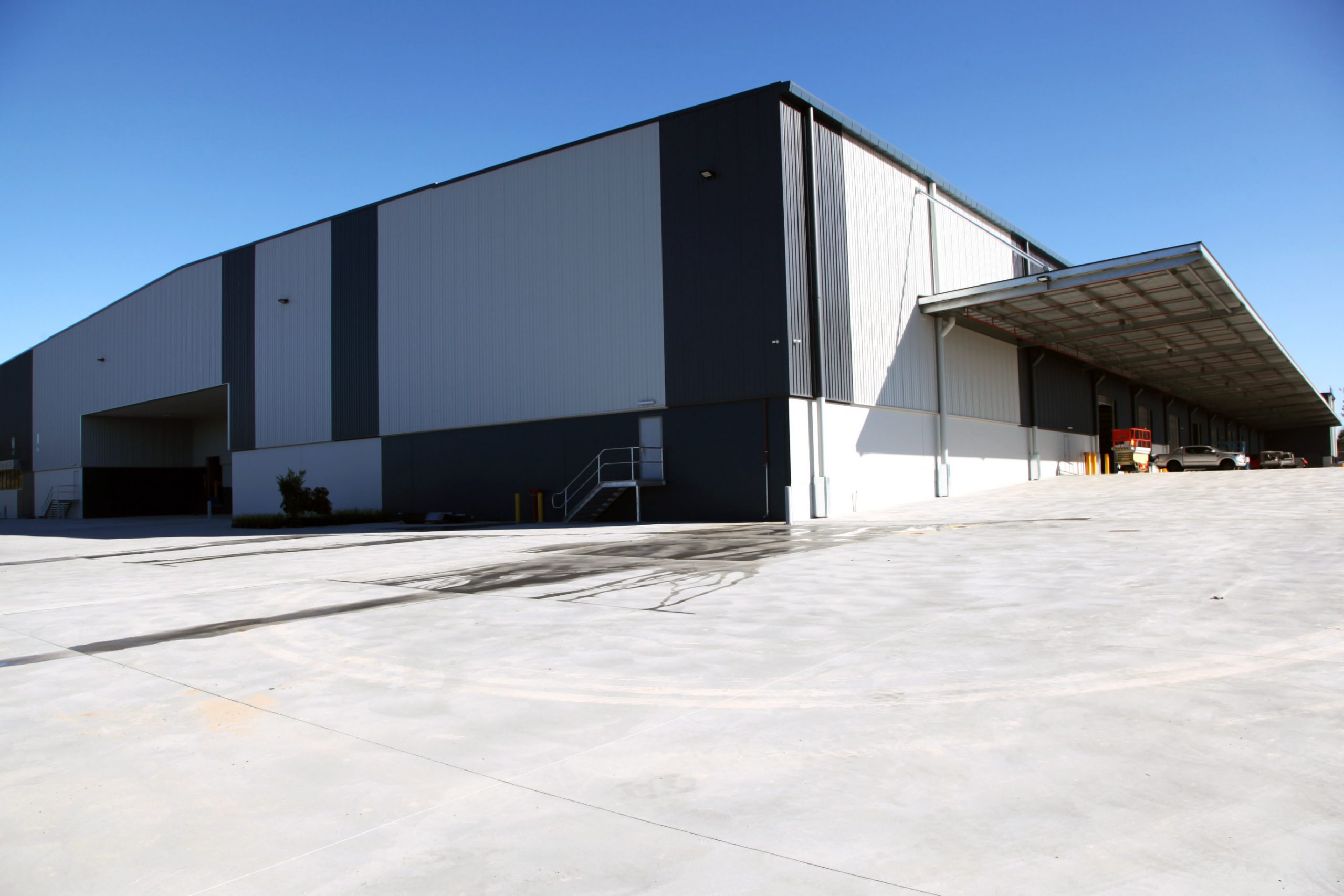 External warehouse finish by Kraftur commercial concrete contractor